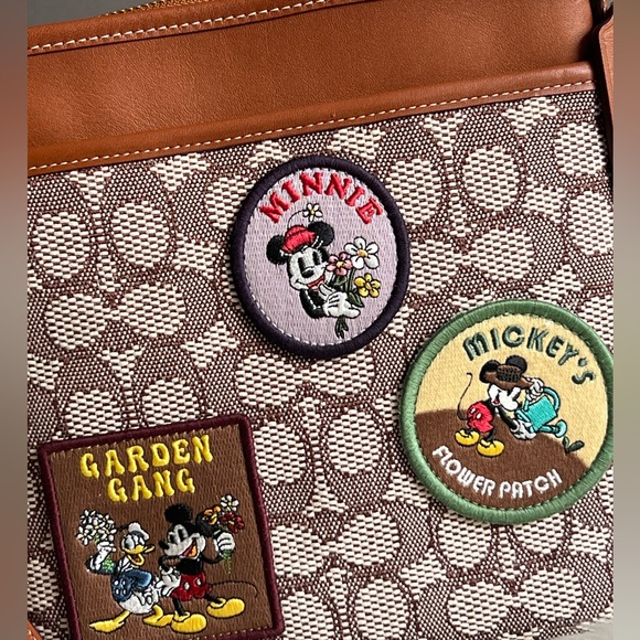 CH491 - Disney X Coach Kitt Messenger Crossbody in Signature Textile Jacquard - Picture 2 of 12